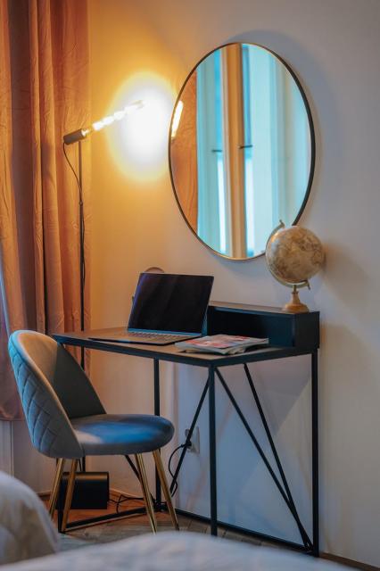 Twin Residence Retro-Cinematic Apartment in City Centre