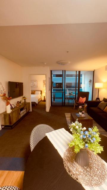 Waypoint City Apartment by CENTERA - Elegant CBD Escape - Car Park - Balcony - Prime Central Location