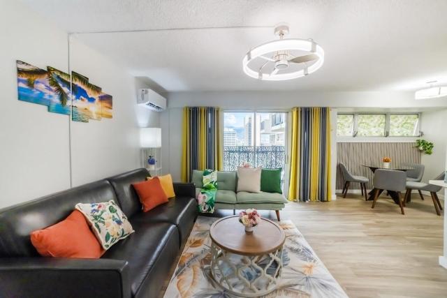 FREE PARKING! Waikiki Beachside- Newly Renovated 2 Bed 2 Bath Condo, 5 Beds, Sleep 8