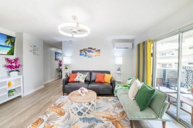 FREE PARKING! Waikiki Beachside- Newly Renovated 2 Bed 2 Bath Condo, 5 Beds, Sleep 8