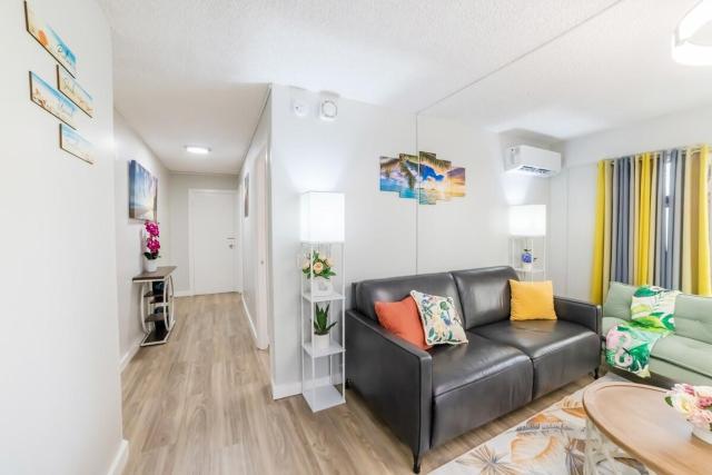 FREE PARKING! Waikiki Beachside- Newly Renovated 2 Bed 2 Bath Condo, 5 Beds, Sleep 8