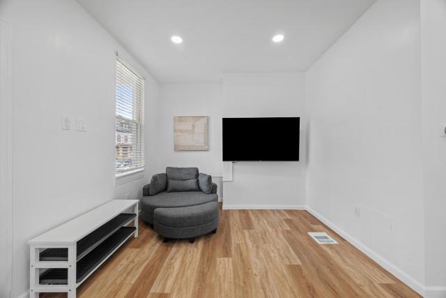 Pittsburgh Spacious and Modern Three Bedroom Apartment with Free Parking