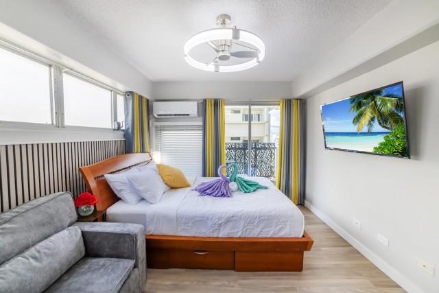 Newly Renovated Waikiki Beachside Studio, Sleep 3