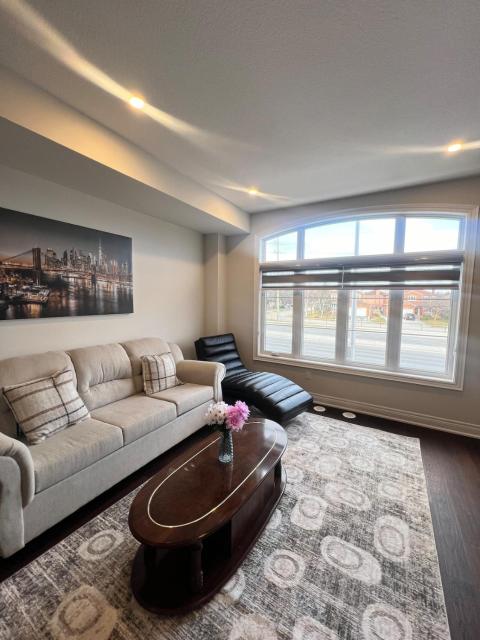 3bed Bright Oakville Townhome with balcony, office