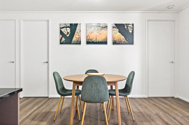 Stylish Southbank Apartment with On-Site Parking