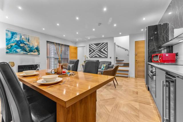 Penthouse Apartment - by AO Arena & Shops - Pass the Keys