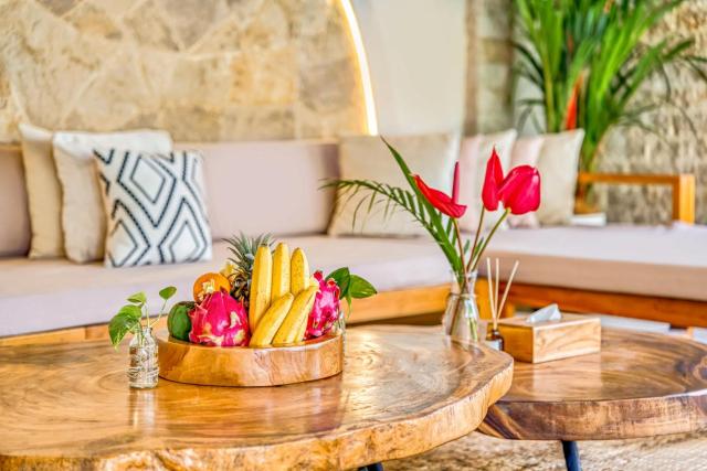 Villa Barcelona - Private 6 BDR Brand New Villa in Seminyak, Best Location, large Pool & Garden