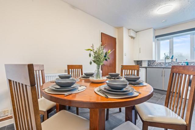 #109 Modern 3-Bed Home - 5mins to Birmingham Wildlife Conservation Park - Guest up to 7 - " Perfect for contractors and families - free parking"