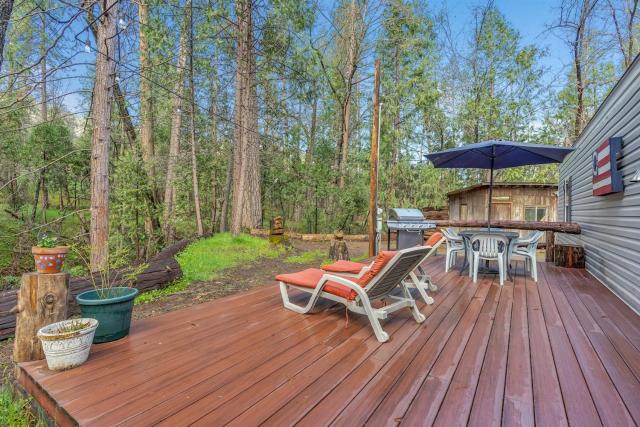 The Little House in the Big Woods- a quiet 2 bedroom, 1 bathroom creek side cottage