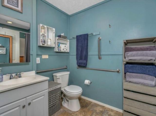The Little House in the Big Woods- a quiet 2 bedroom, 1 bathroom creek side cottage