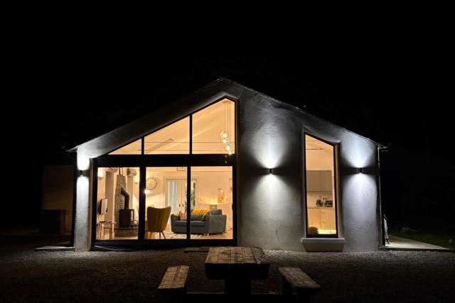 3 Bed Cottage Sleeps 6 - Free Parking