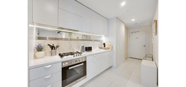 3 Bedroom CBD Apartment with Pool, Gym & Spa with Gorgeous City Views