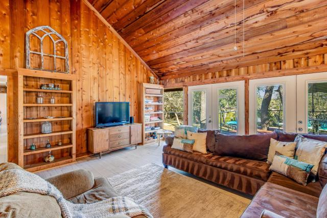 Hill country gem with private pool, deck, firepit, Ping-Pong, foosball, & WiFi