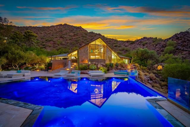 Camelback Valley - Mountain Views, Pool & Hot Tub