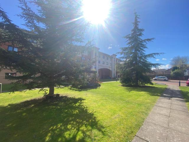 Modern central 2 bedroom flat in Finnieston, Glasgow with private parking