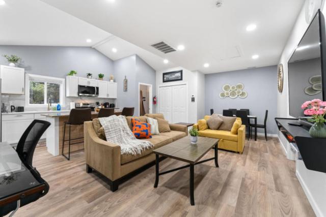 Two Dulles homes 1 price sleeps 16 w/EV parking