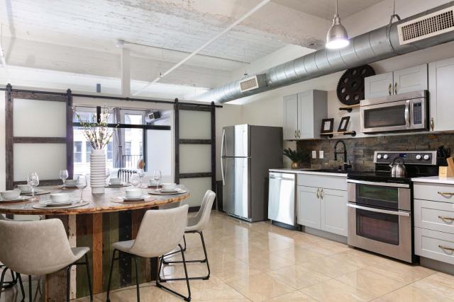 Woolworth Loft - Modern 3BR Apt Steps from Gaslamp