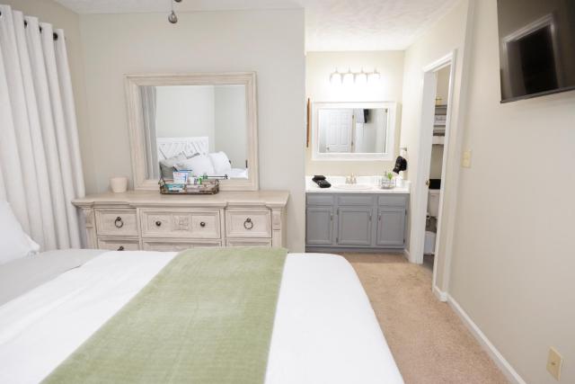 Quiet Stay Near Ft Liberty King Bed & Workspace