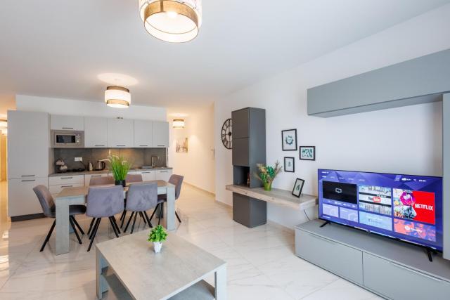 Sliema A28 - 5 mins walk to Valletta Ferry - Shopping Mall and Bay Sleeps 7 by QuickTrips