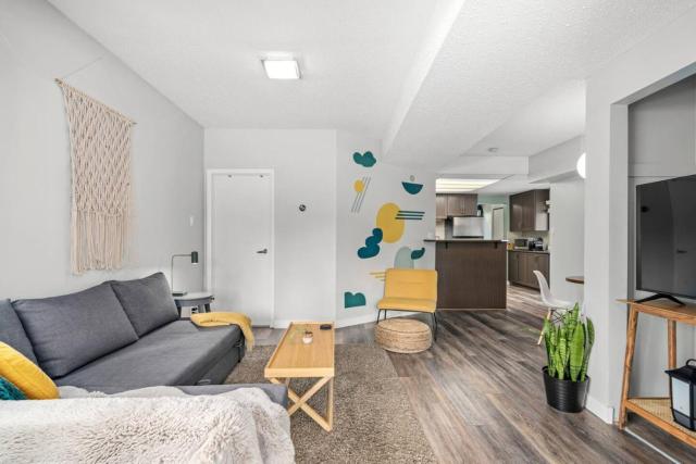 Funky 1 BR Century Home-Near DT, C-train