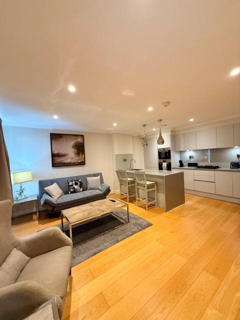 Wonderful Retreat in Lively Locale - Sleeps 5