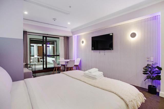 Central Studio Apartment - by Sky Tower