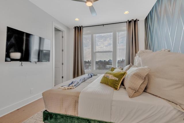 Combined Townhome with 26 Beds - 2 rooftops!