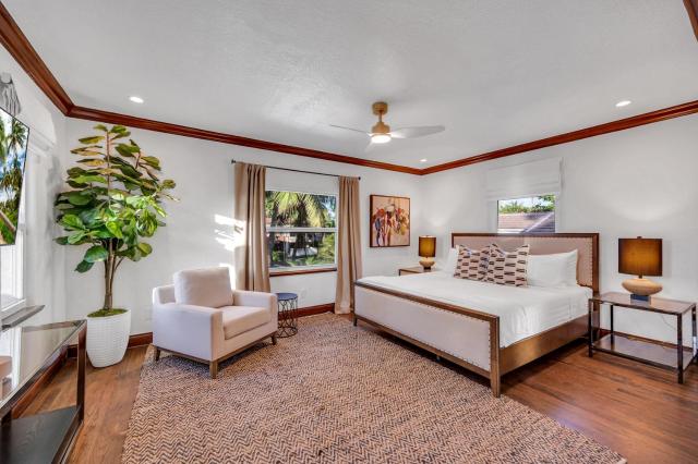 Grand historic Residence Walk to beach Heated Pool Outdoor kitchen Hibiscus Key Residences