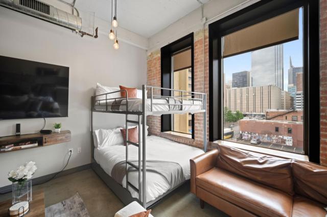 Modern Downtown Apartment| Pool, Laundry, Valet Parking