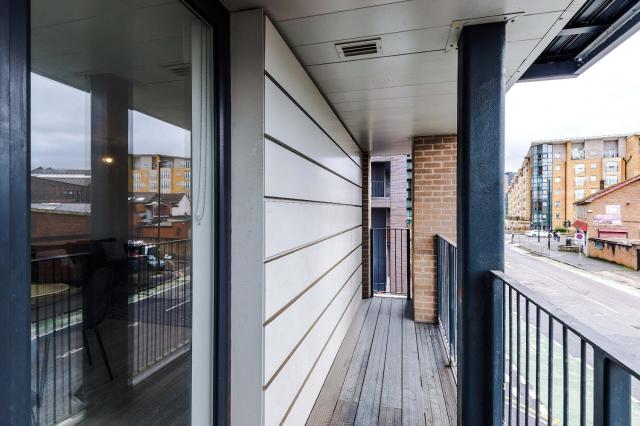 Modern 2 Bed Apartment With Balcony By Host A Home