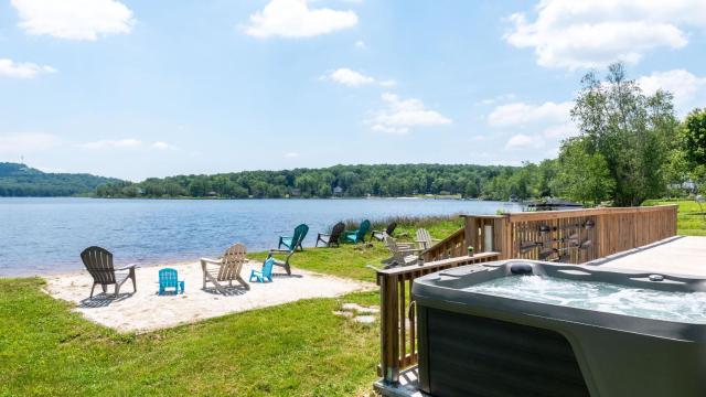 The Lake Life by AvantStay