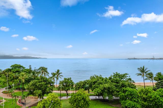 Oceanfront Strand Escape & Stunning views & Pool