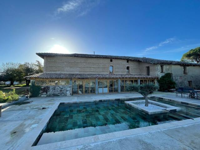 Old farmhouse, 8 bedrooms, sleeps 22