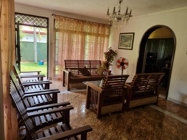 Airport Transit Avenue ATA Villa and Pool for Groups