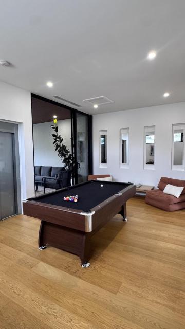 Luxe City-Edge Retreat, Large Entertainer's Balcony, Walk to Adelaide Oval & CBD