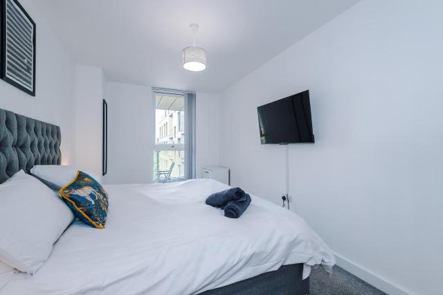 Large 2 Bedroom Apartment With Balcony By Host A Home