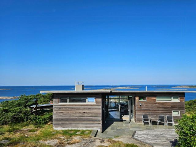 Seaside Cabin With Unique Outdoor Areas