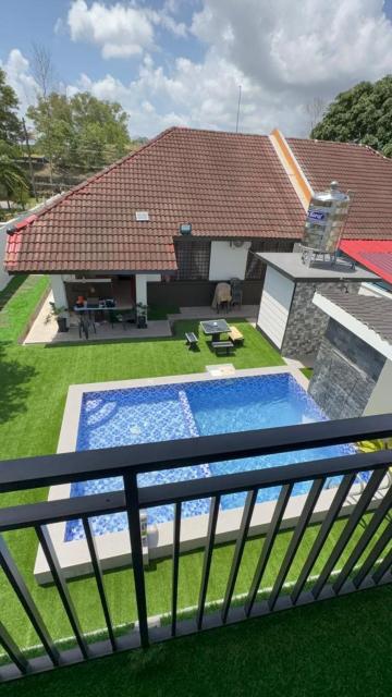 Sungai Paka Homestay with Family Beds, Pool, Main Road Access and Spacious Parking