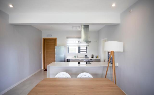 Stylish Three Bed Apartment - Central with Pool