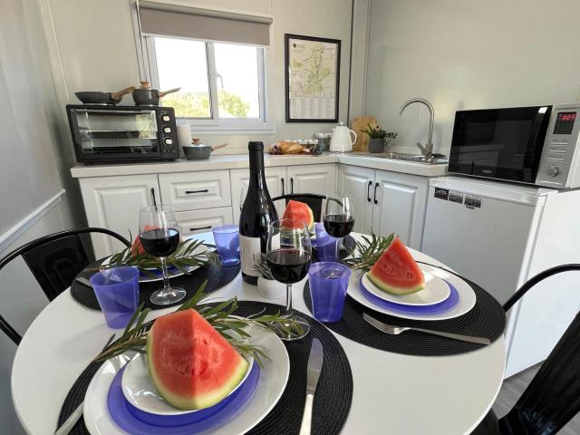 SHIRAZ, 2-Bed, cosy cabin, close to centre of Heathcote