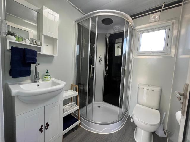 SHIRAZ, 2-Bed, cosy cabin, close to centre of Heathcote