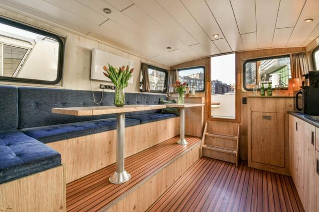 Unique houseboat city center 'Greuns'