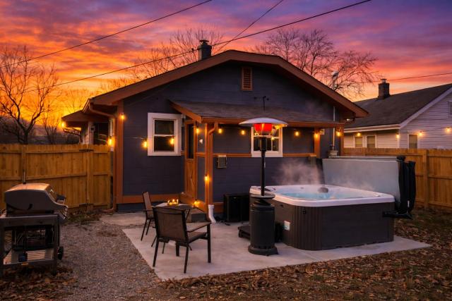 Broad Ripple Indy Hot Tub Stay - Walkable & Pet Friendly