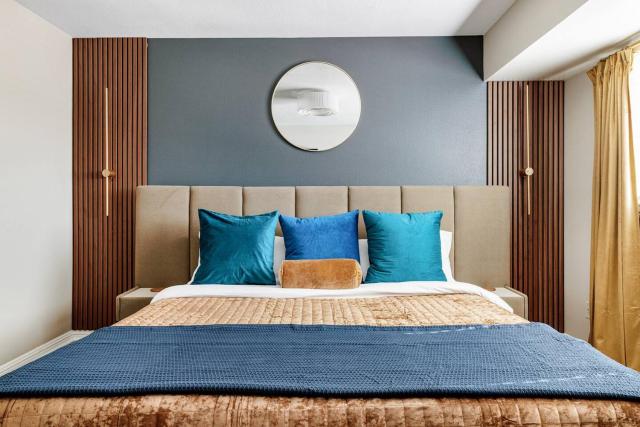 New! Desert Flower~4 BR, Walk to Old Town, Stadium