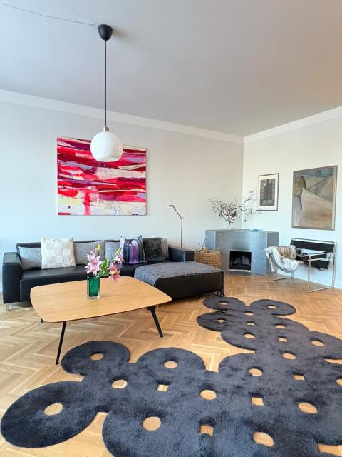 GuestFirst 100m2 Luxury Designer Gem w Sauna steps to Central Station