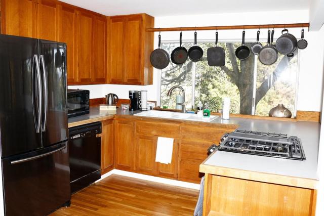 Modern 2 BR 2BA Biz Friendly Duplex with Fast Wi-Fi and Workspaces
