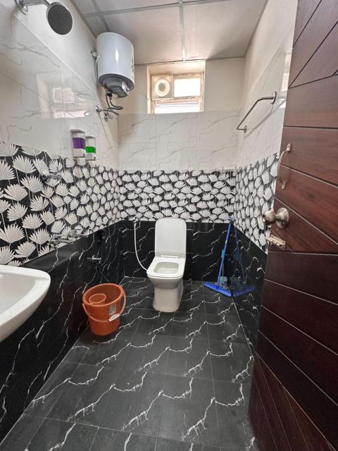 Rayzen Stays & Backpackers Hostel