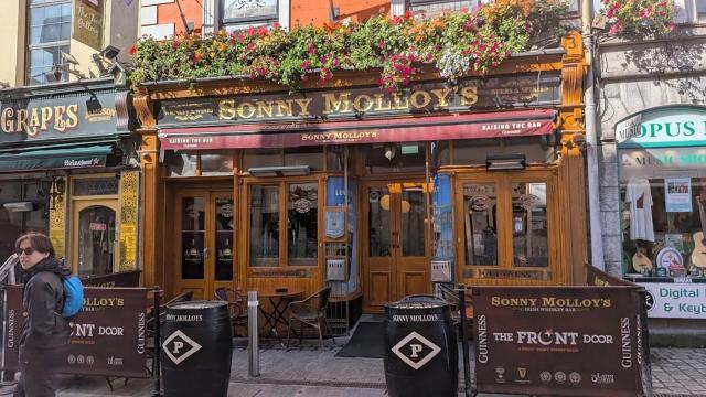 Modern Galway Apartment Sleeps 4 with Walk to City & Parking