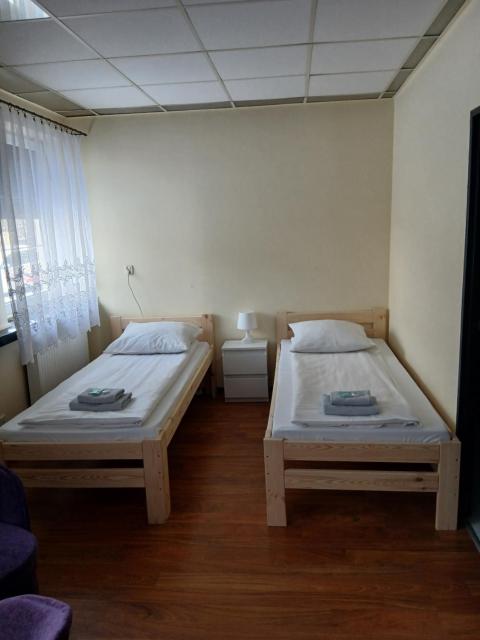 ETNA - Hostel -Noclegi Rzeszów 24 Pokoje -PARKING-