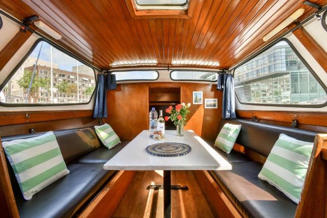 Local houseboat city center 'Betelgeuze'